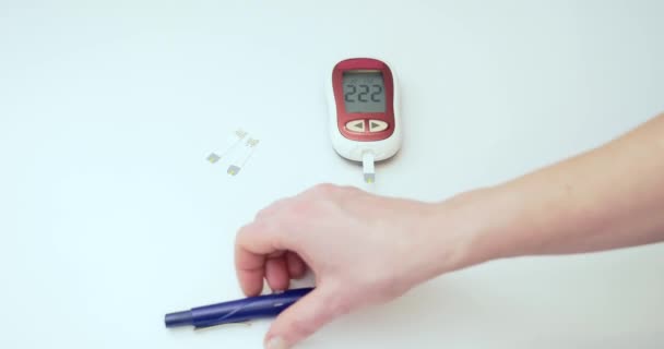 Närbild Kvinnliga Händer Som Tar Blodprov För Blodsockertest Diabetestest — Stockvideo