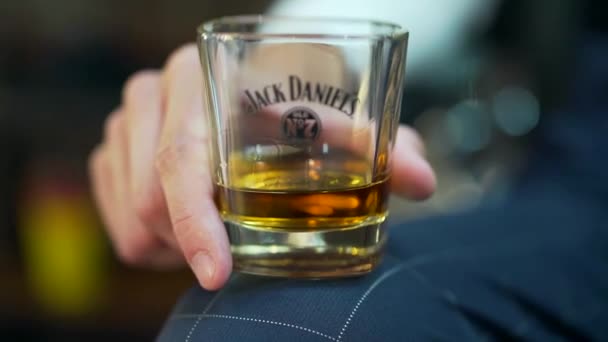 Närbild Håller Handa Glas Whisky Jack Daniels — Stockvideo