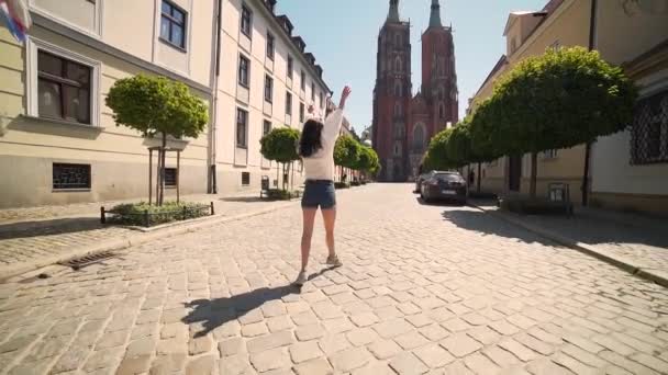 慢动作时尚嬉皮士风格女孩步行穿过夏城街 快乐的游客在古城的街道上奔跑 — 图库视频影像