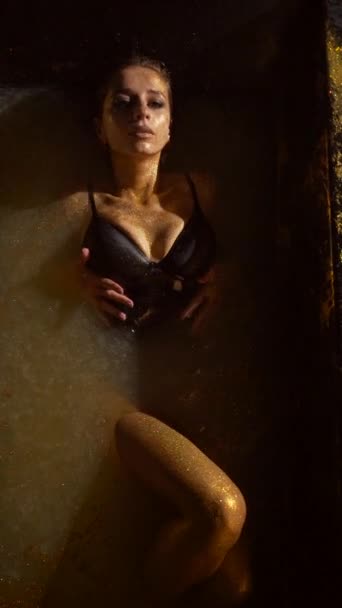 Banyodaki Azgın Kadın Göğüslerini Okşar Üst Görünüm Altın Tenli Kız — Stok video