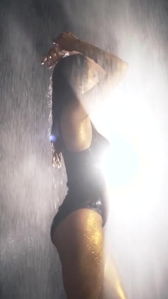 Возбужденная Сексуальная Женщина Черном Белье Ласкает Свое Тело Водой Голая — стоковое видео
