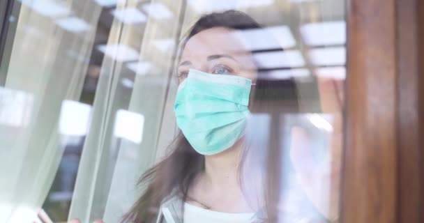Γυναίκα Ιατρική Προστατευτική Μάσκα Κοιτάζει Έξω Από Παράθυρο Κορωναβιάρι Καραντίνα — Αρχείο Βίντεο