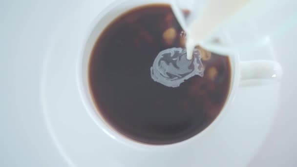 Крупный План Наливать Сливки Молоко Белую Чашку Кофе Светлый Фон — стоковое видео
