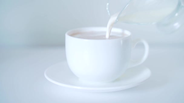 Despeje Creme Leite Café Uma Xícara Branca Fundo Branco Mesa — Vídeo de Stock