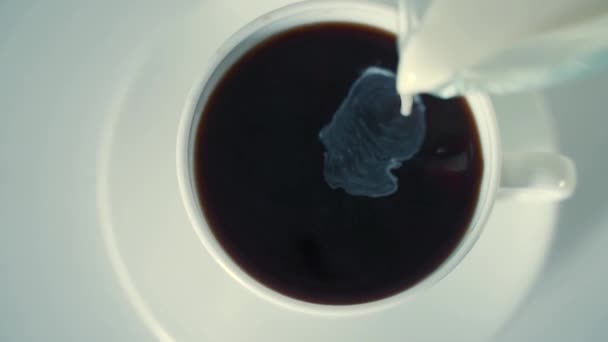 把奶油或牛奶倒入咖啡杯 浅背景 顶部视图 — 图库视频影像