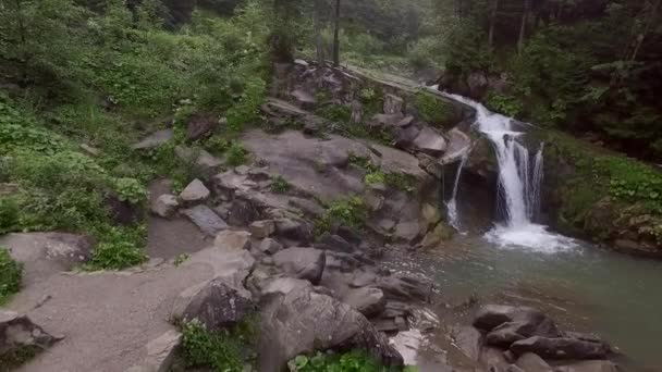 Een Waterval Een Bergachtig Gebied Loopt Een Meer Het Midden — Stockvideo