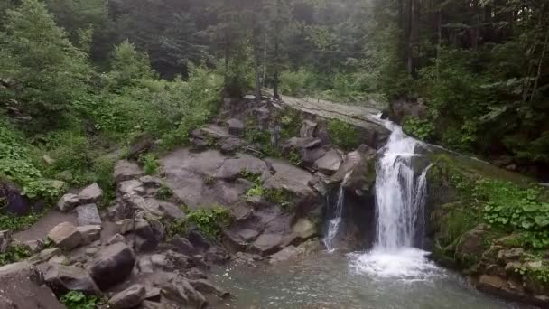 Een Waterval Een Bergachtig Gebied Loopt Een Meer Het Midden — Stockvideo