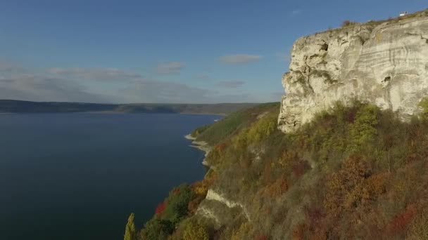 秋には大きな湖や岩 空中展望 馬降田 — ストック動画