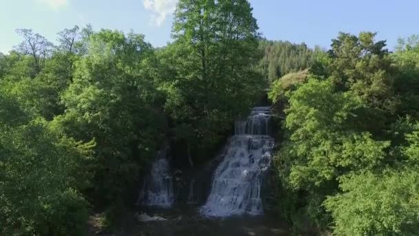 Uma Cachoeira Uma Área Montanhosa Corre Para Lago Meio Árvores — Vídeo de Stock