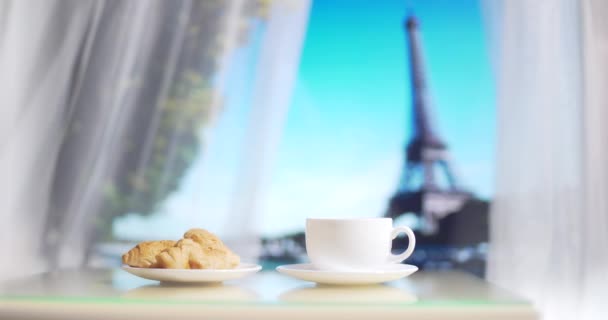 Tour Eiffel Depuis Fenêtre Hôtel Café Croissant Sur Table Blanche — Video