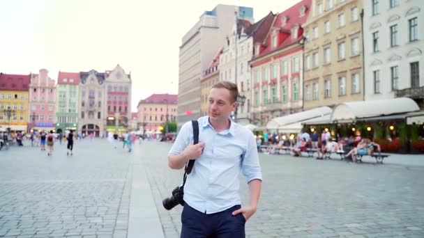 Młody Fotograf Turystyczny Lub Bloger Spacerujący Centrum Starego Miasta Piękną — Wideo stockowe