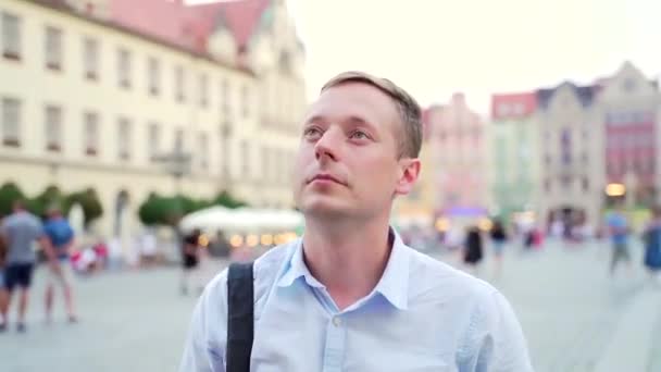 Jovem Fotógrafo Turístico Blogueiro Andando Centro Cidade Velha Com Bela — Vídeo de Stock