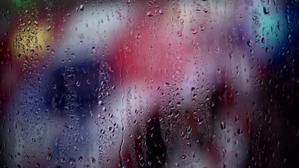 Gotas Lluvia Fluyen Por Vidrio Ventana Contra Fondo Las Luces — Vídeo de stock