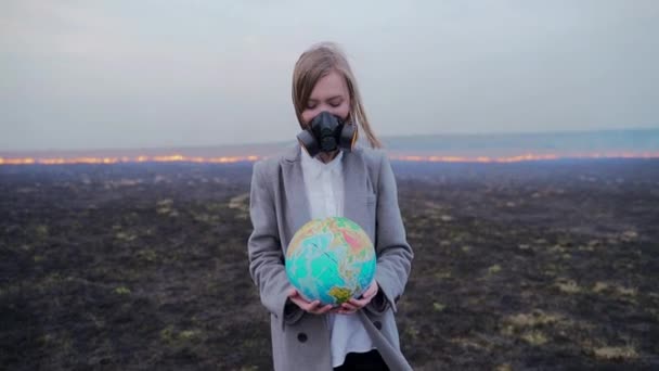 Μια Μαθήτρια Προστατευτική Μάσκα Αναπνευστήρα Κρατά Μια Σφαίρα Στα Χέρια — Αρχείο Βίντεο