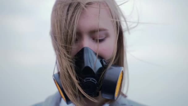 Lány Légzőkészülékben Vagy Védőmaszk Közelségben Becsukja Szemét Aljára Néz Kifelé — Stock videók