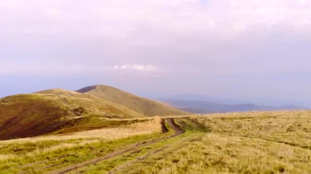 Camino Campo Una Cordillera Paisaje Las Montañas Calvas Pico Sobrevolando — Vídeo de stock