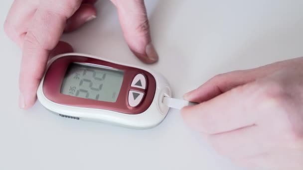 为血糖检测而抽取血液样本的女性的近视 糖尿病检测 — 图库视频影像