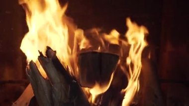 Şöminede yakacak odun. Barbeküler. Barbekü. Ağır çekim. Yanan ateş. Çerçeve yakın çekim. Sopa. Meditasyon ateşin yanında dinleniyor. Arkaplan