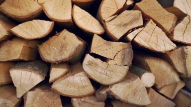 Çatlamış odun dokusu geçmişi. Ağaç kütükleri yığını. Orman kesim alanı. Kesik ağaç gövdeleri. Barbekü için odun. Şömine ya da kazan.. 