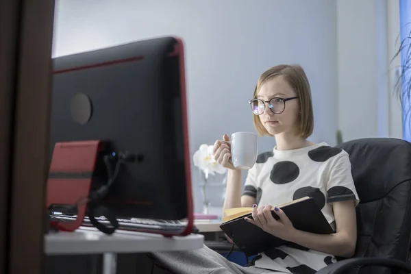 Studentka Uniwersytecie Lub Studiach Odległość Nauka Odległość Uczy Webinarium Dla Zdjęcie Stockowe