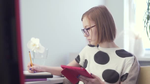 Studentmeisje Afstandsonderwijs Wetenschap Lessen Luisteren Het Internet Een Computer Laptop — Stockvideo