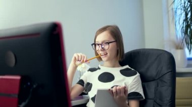 Öğrenci kız. Mesafe öğrenme. Bilgisayarda ya da dizüstü bilgisayardaki notları dinleyen bilim ya da dersler. Evde kalmak. bir salgın sırasında yabancı dil öğrenmek karantinaya alındı.