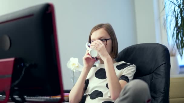 Studentka Vzdálené Učení Věda Nebo Lekce Poslechu Internetu Počítači Nebo — Stock video