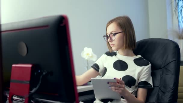 Studentmeisje Afstandsonderwijs Wetenschap Lessen Luisteren Het Internet Een Computer Laptop — Stockvideo