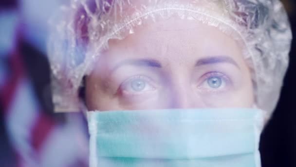 Kvinnlig Läkare Eller Sjuksköterska Skyddande Medicinsk Mask Speciella Kläder Ser — Stockvideo
