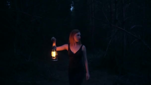 Jeune Fille Dans Forêt Mystique Avec Lampe Kérosène Femme Robe — Video