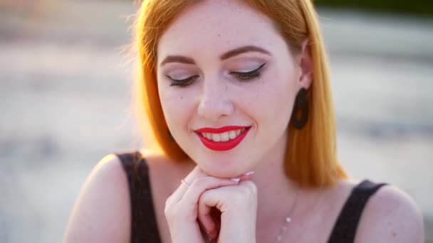 Retrato Chica Elegante Con Pelo Rojo Labios Rojos Vestido Negro — Vídeos de Stock