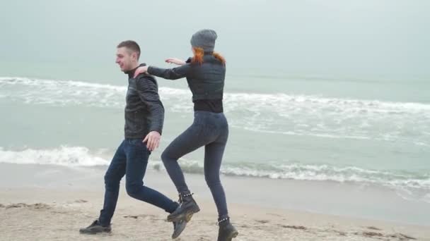 Giovane Uomo Dando Alla Sua Ragazza Giro Cavallo Sulla Spiaggia — Video Stock