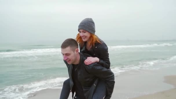 Jovem Dando Sua Namorada Passeio Praia Férias Ilha História Amor — Vídeo de Stock