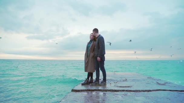 Jeune Couple Amoureux Debout Câlin Jetée Tenant Main Temps Froid — Video