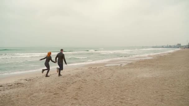 Coppia Amorevole Divertimento Correre Lungo Spiaggia Invernale Insieme Ragazzo Ragazza — Video Stock