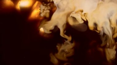 Buzlu kahveye, frappe 'ye, frappuccino' ya, buzlu kahveye krema ya da süt dökülür. Makro. Kapat. Ağır çekim. buzlu kahve. Soğuk içecek. Kahve yapıyorum. Sabah ferahlatıcı bir yaz içeceği.