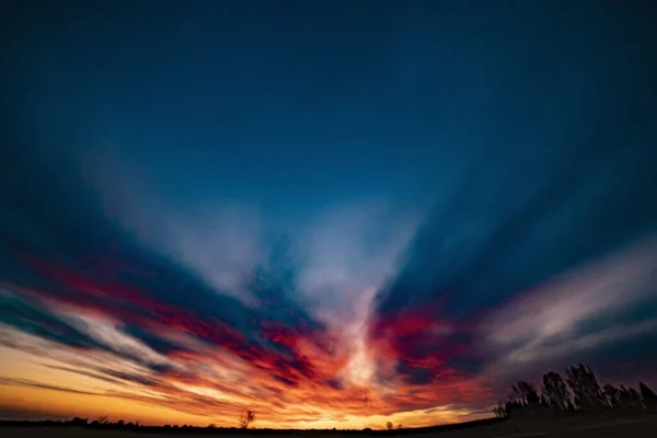 Vista Panorâmica Dramática Uma Paisagem Nublada Durante Pôr Sol Escuro — Fotografia de Stock