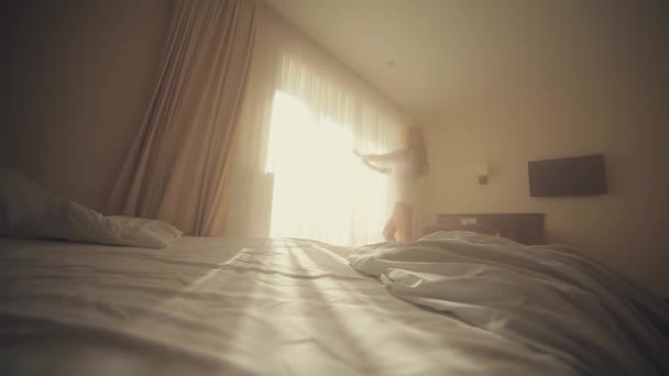 파스텔 아름다운 소녀나 금발의 여인의 속옷은 아침에 일어나면 파노라마 창문으로 — 비디오