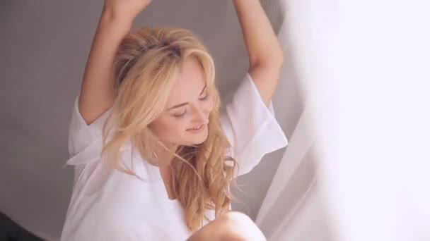 Портрет Молода Блондинка Світлим Волоссям Сидить Ліжку Біля Тюлевих Штор — стокове відео