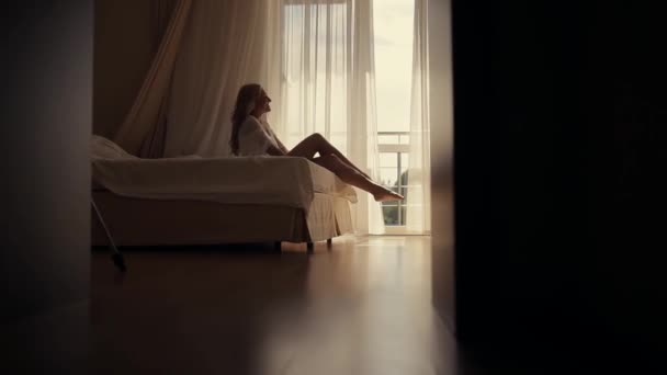 Silhouette Eines Attraktiven Mädchens Morgens Schlafzimmer Aufwachen Und Die Beine — Stockvideo