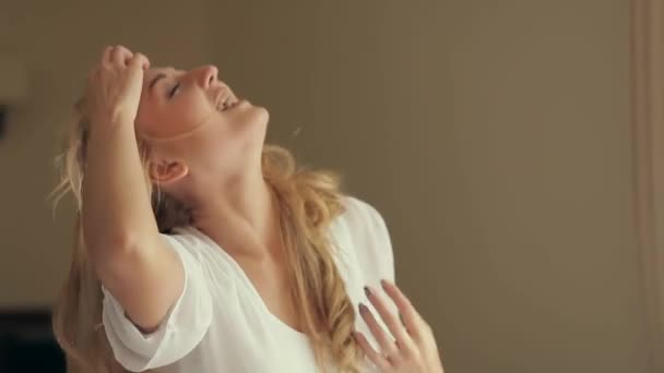 Çamaşırlı Genç Çekici Bir Kız Beyaz Yatakta Otelde Evde Oturuyor — Stok video