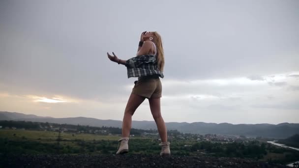 Silhouette Mädchen Hipster Reisenden Mit Erhobenen Armen Auf Dem Gipfel — Stockvideo