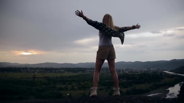 Silueta Chica Hipster Viajero Con Los Brazos Levantados Cima Montaña — Vídeos de Stock