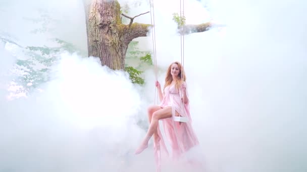 Jovem Senhora Luxo Vestido Requintado Senta Num Baloiço Nuvens Fumaça — Vídeo de Stock