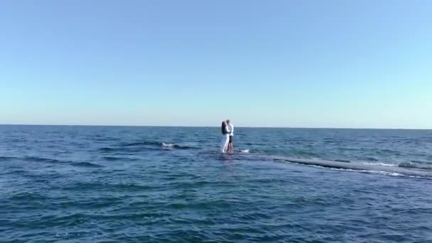 Sexy Jovem Casal Apaixonado Meio Mar Oceano Torno Onda Menina — Vídeo de Stock