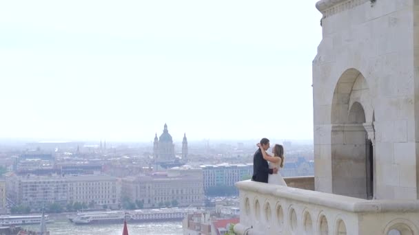 Невесты Стоят Балконе Террасе Старого Замка Обнимаются Целуются Вместе Фоне — стоковое видео