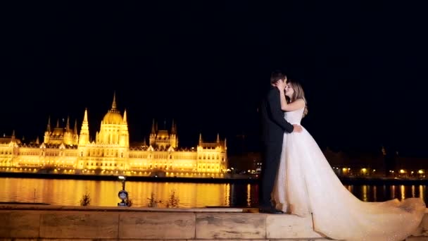 Junges Liebespaar Der Hochzeit Kuschelig Stehen Sie Vor Dem Hintergrund — Stockvideo