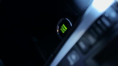 El düğmelerini kapat ve çalıştır. Parmak arabayı çalıştırır. Panel yandı. koyu arkaplan