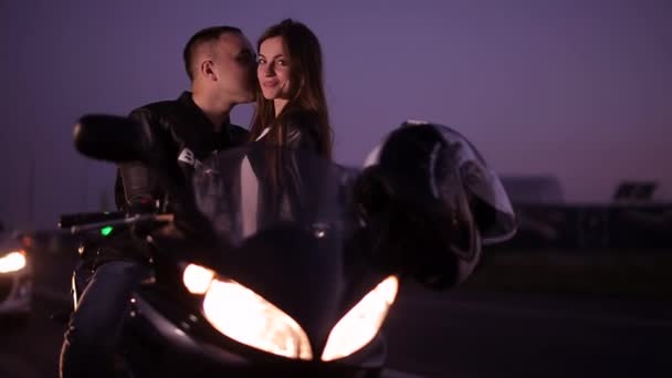 Portret Van Dichtbij Jonge Liefhebbende Motorrijders Die Bij Motor Staan — Stockvideo