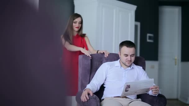 Jong Aantrekkelijk Sexy Paar Bank Vrouw Man Schoot Pratend Kijkend — Stockvideo